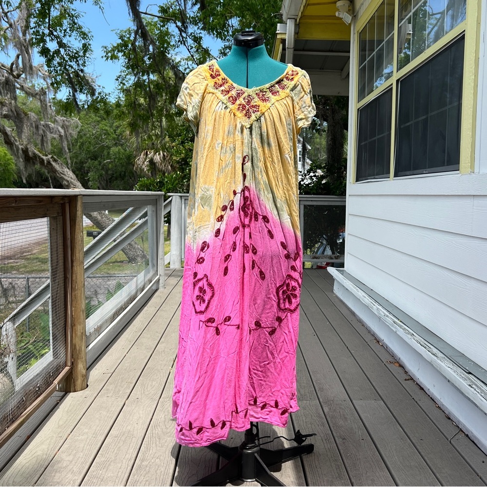 Island Beach. Casual Maxi Dress w/ Embroidered Detailing. Size L/XL